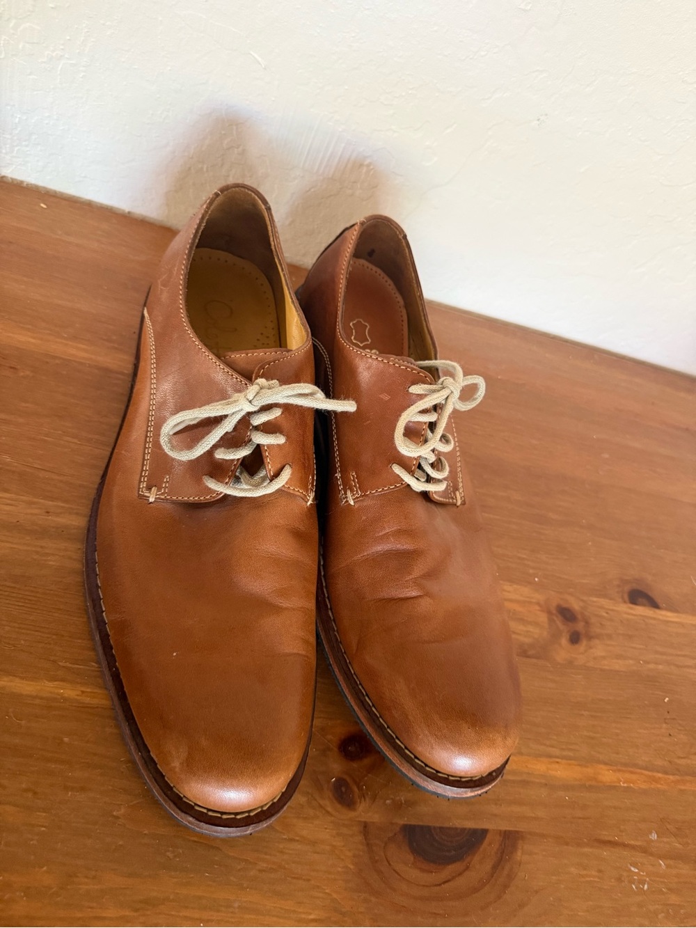 Classic Tan Leather Derby Shoes with Cream Laces